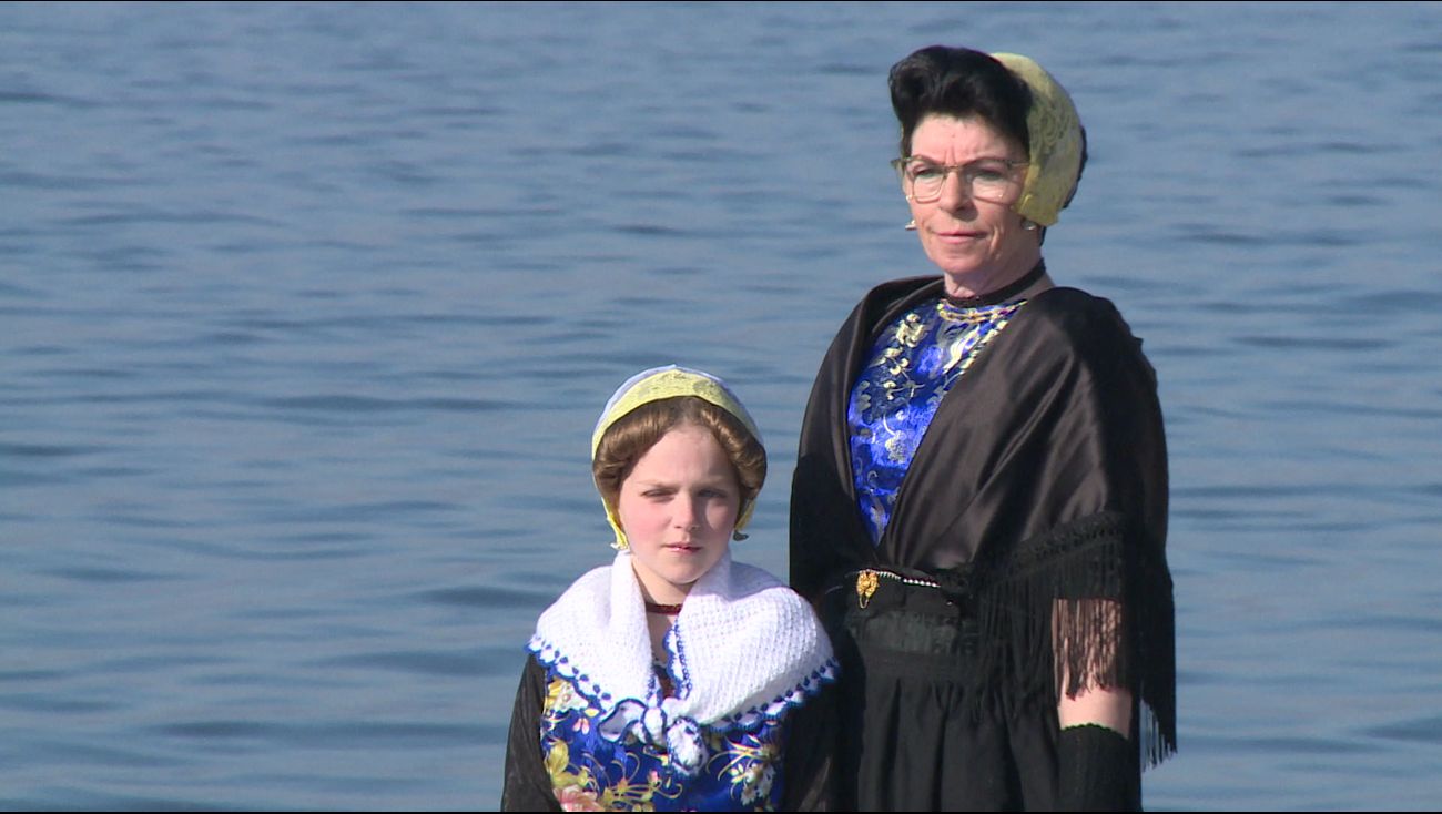 Omroep Flevoland – News – Traditional clothing popular among young people again